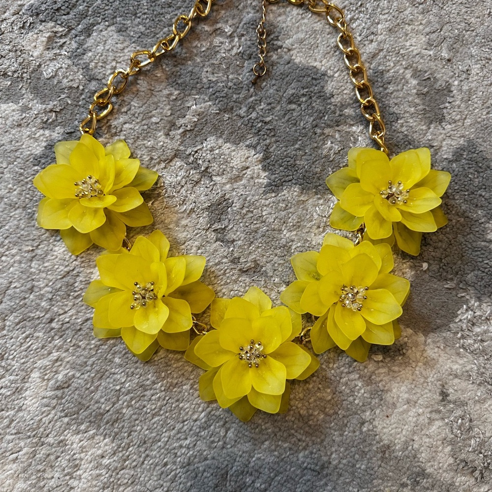 Gold Yellow Floral Necklace with Elegant Design